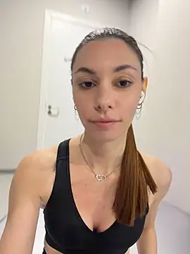 Amelie Crosby online show from July 16, 1:37 pm
