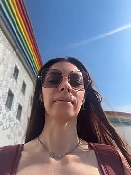 Amelie Crosby online show from June 8, 1:45 pm