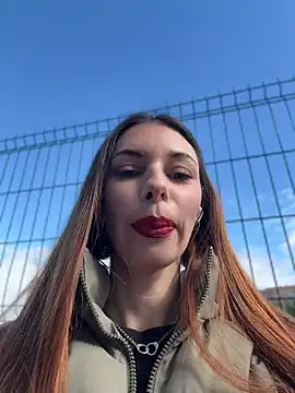 Amelie Crosby online show from June 18, 1:49 pm