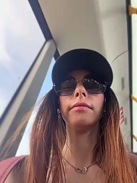 Amelie Crosby online show from June 6, 1:39 pm