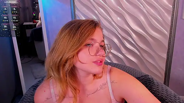 Snapshot of SophieMurrr chatting on September 24, 3:55 pm SophieMurrr online show from September 24, 3:55 pm