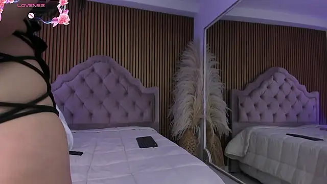 Starbutterflyy  online show from March 11, 5:22 am