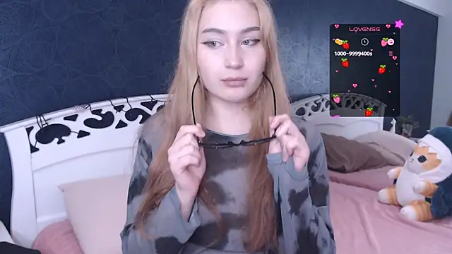 Snapshot of Lili_Luuu chatting on October 19, 4:25 am Lili Luuu online show from October 19, 4:25 am