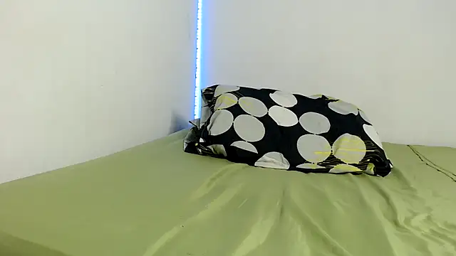 IsaXander743 online show from October 3, 3:00 am