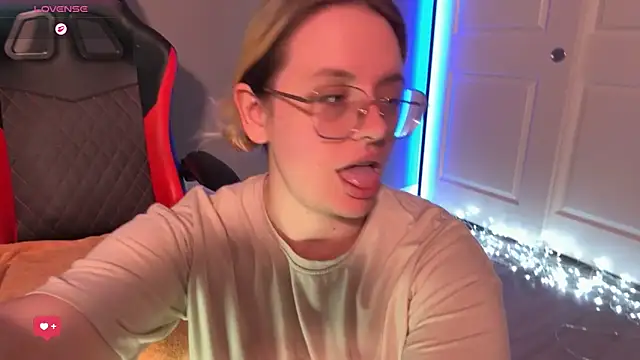 Charlies world online show from December 5, 7:04 pm