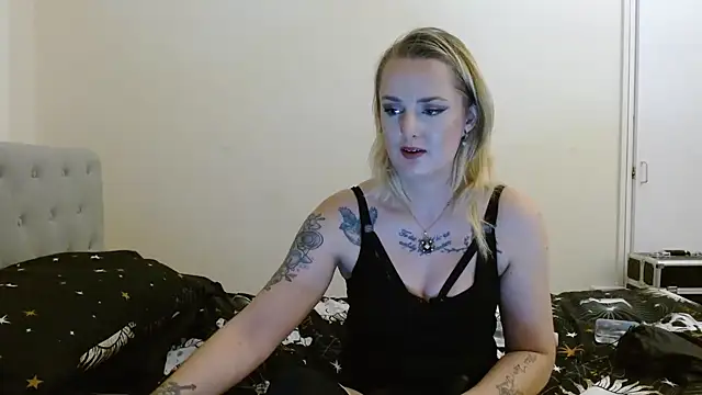 EmiWinters23 online show from October 28, 9:41 pm