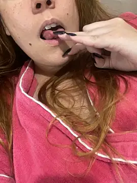 Snapshot of Lazinha18 chatting on October 14, 2:14 am Lazinha18 online show from October 14, 2:14 am