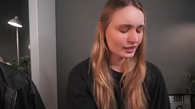 lisa schiele online show from November 28, 8:01 pm