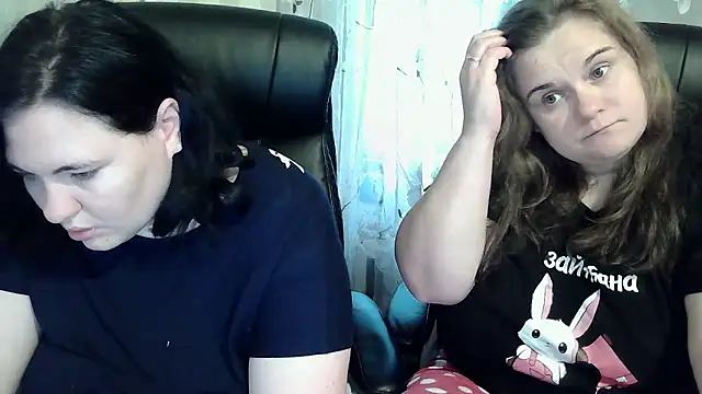 Snapshot of HollyXEva chatting on October 2, 1:49 pm HollyXEva online show from October 2, 1:49 pm