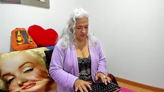 Snapshot of marilyn70 chatting on October 17, 1:42 am marilyn70 online show from October 17, 1:42 am