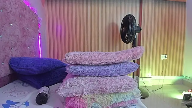 violet taylor  online show from September 29, 2:27 am