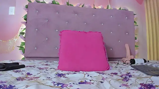 violet taylor  online show from July 18, 2:59 am