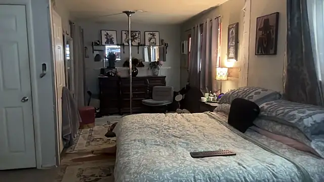 sexyred77713 online show from February 6, 10:24 pm