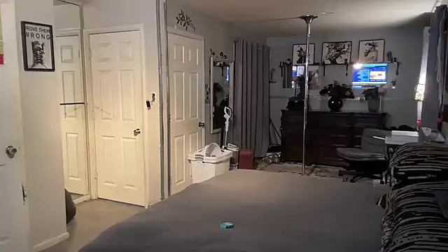 sexyred77713 online show from March 26, 2:14 am