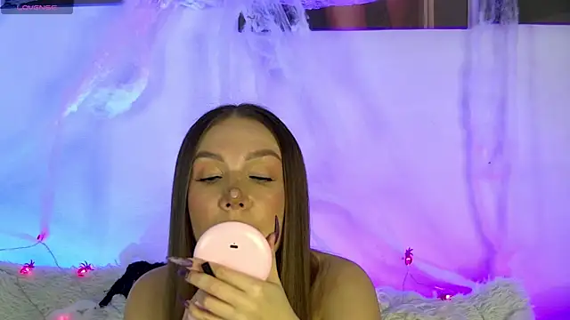 AlysonHuxley  online show from November 3, 5:06 pm