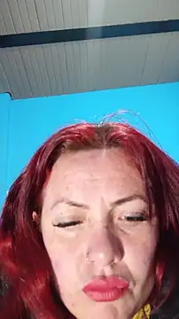 carolinhe  online show from December 3, 4:37 am