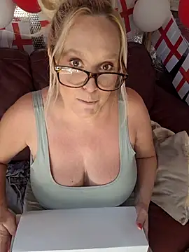 Bouncy-Bella28X online show from June 24, 9:52 am