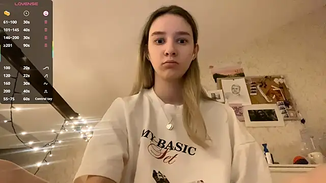 Snapshot of DanaCore chatting on October 3, 5:18 pm DanaCore online show from October 3, 5:18 pm