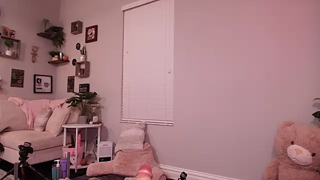 Lexibby69 online show from May 6, 10:30 am