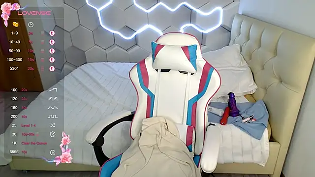 Snapshot of aliicemeow chatting on September 13, 9:28 am aliicemeow online show from September 13, 9:28 am