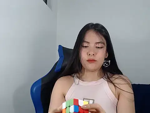 Snapshot of EloiseJun chatting on October 27, 2:51 am EloiseJun online show from October 27, 2:51 am