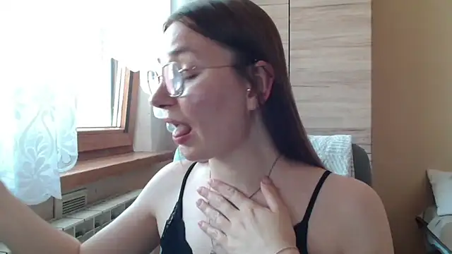 LooveELLYx online show from June 29, 10:15 am