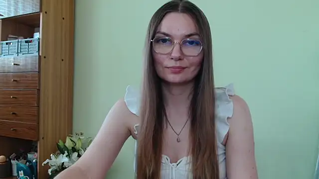 LooveELLYx online show from June 22, 1:30 pm