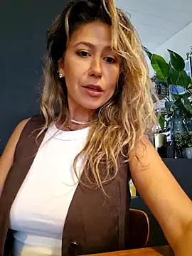 CelynaRoss online show from July 17, 7:17 pm
