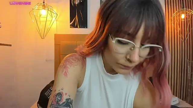 alesziarose online show from November 12, 7:45 pm