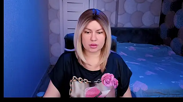 Snapshot of CrystallKiss chatting on September 30, 3:45 am CrystallKiss online show from September 30, 3:45 am