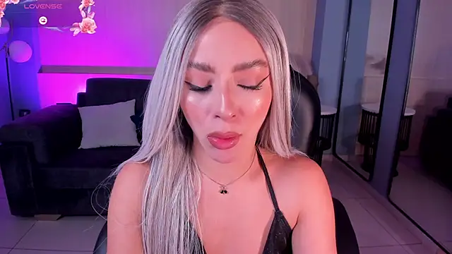 IsabellaMoreau online show from May 6, 8:46 pm