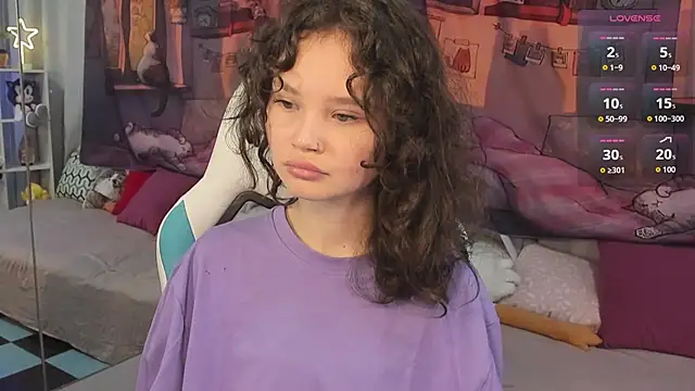 EmilyChaves online show from October 1, 6:24 pm