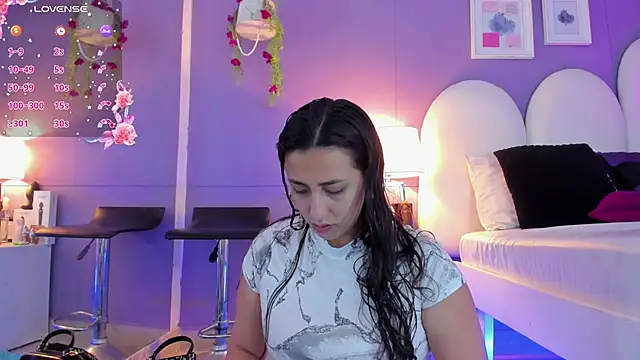 Snapshot of my_aleja_ chatting on October 13, 1:25 pm my aleja online show from October 13, 1:25 pm