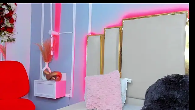 Snapshot of Aurora-Queen chatting on October 8, 8:24 pm Aurora-Queen online show from October 8, 8:24 pm