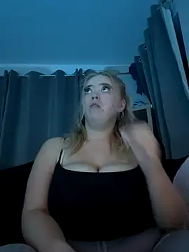 Snapshot of KaylaTrudi chatting on September 15, 7:43 pm KaylaTrudi online show from September 15, 7:43 pm