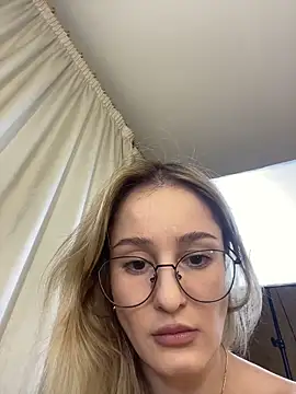 RosieBlossom online show from November 17, 6:30 pm