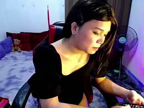 Urassiansweetcummer online show from July 13, 2:29 pm