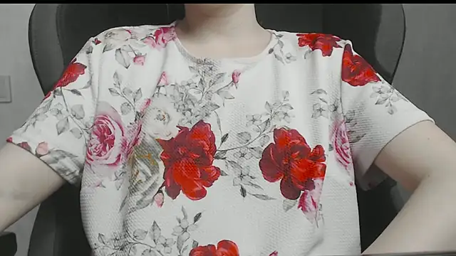 cute elfy  online show from April 29, 2:09 pm