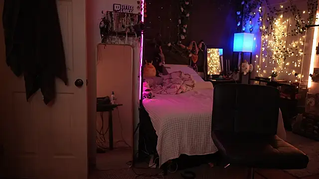 Snapshot of littlelune chatting on September 24, 1:37 am littlelune online show from September 24, 1:37 am