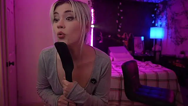 Snapshot of littlelune chatting on October 23, 12:27 am littlelune online show from October 23, 12:27 am