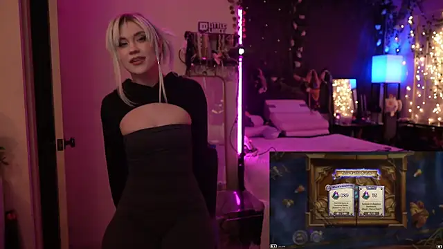 Snapshot of littlelune chatting on October 14, 12:02 am littlelune online show from October 14, 12:02 am