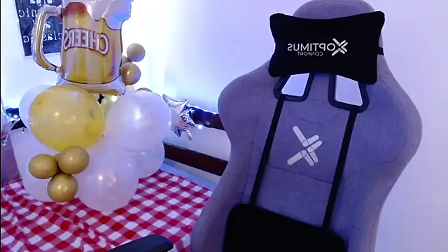 Snapshot of Luna-Gomez chatting on October 3, 5:07 pm Luna-Gomez online show from October 3, 5:07 pm