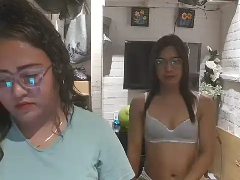 SweetWhoreMOm online show from April 23, 9:50 am