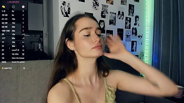 lovelyalivia online show from November 18, 9:32 am