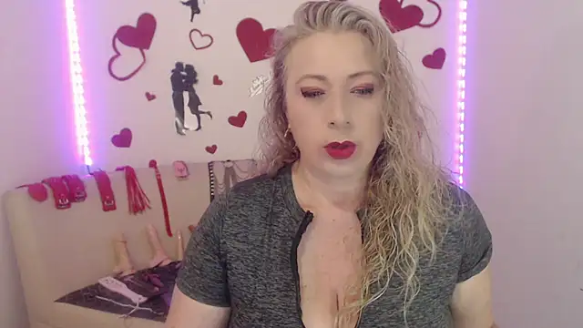 Snapshot of sofiacurvy_45 chatting on September 15, 11:56 pm sofiacurvy 45 online show from September 15, 11:56 pm
