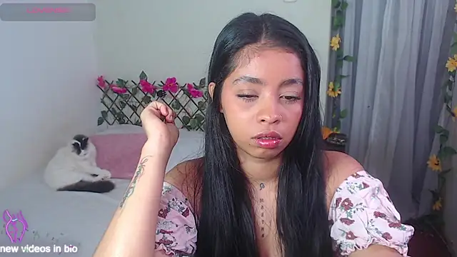 Snapshot of Angie_Lee01 chatting on October 20, 12:52 pm Angie Lee01 online show from October 20, 12:52 pm
