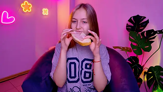 CindySparkl online show from February 6, 3:32 am