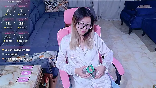 Snapshot of Deserve_E chatting on October 6, 12:44 pm Deserve E online show from October 6, 12:44 pm