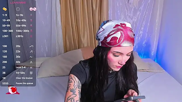Snapshot of sara_queen10 chatting on October 13, 7:05 pm sara queen10 online show from October 13, 7:05 pm
