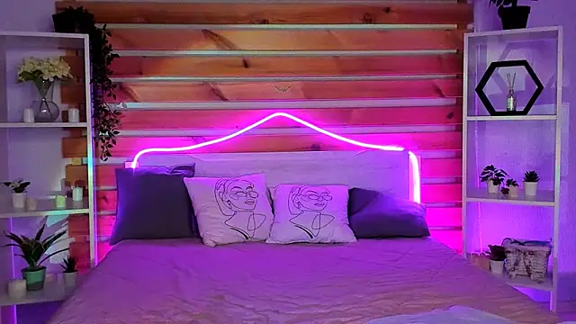 Lori Williams online show from November 6, 1:33 am